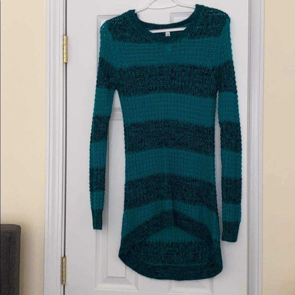 A sweater! 💚🖤